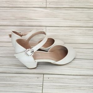 The Children's Place Girls Low Pump Heels. Size.11 White shimmer.